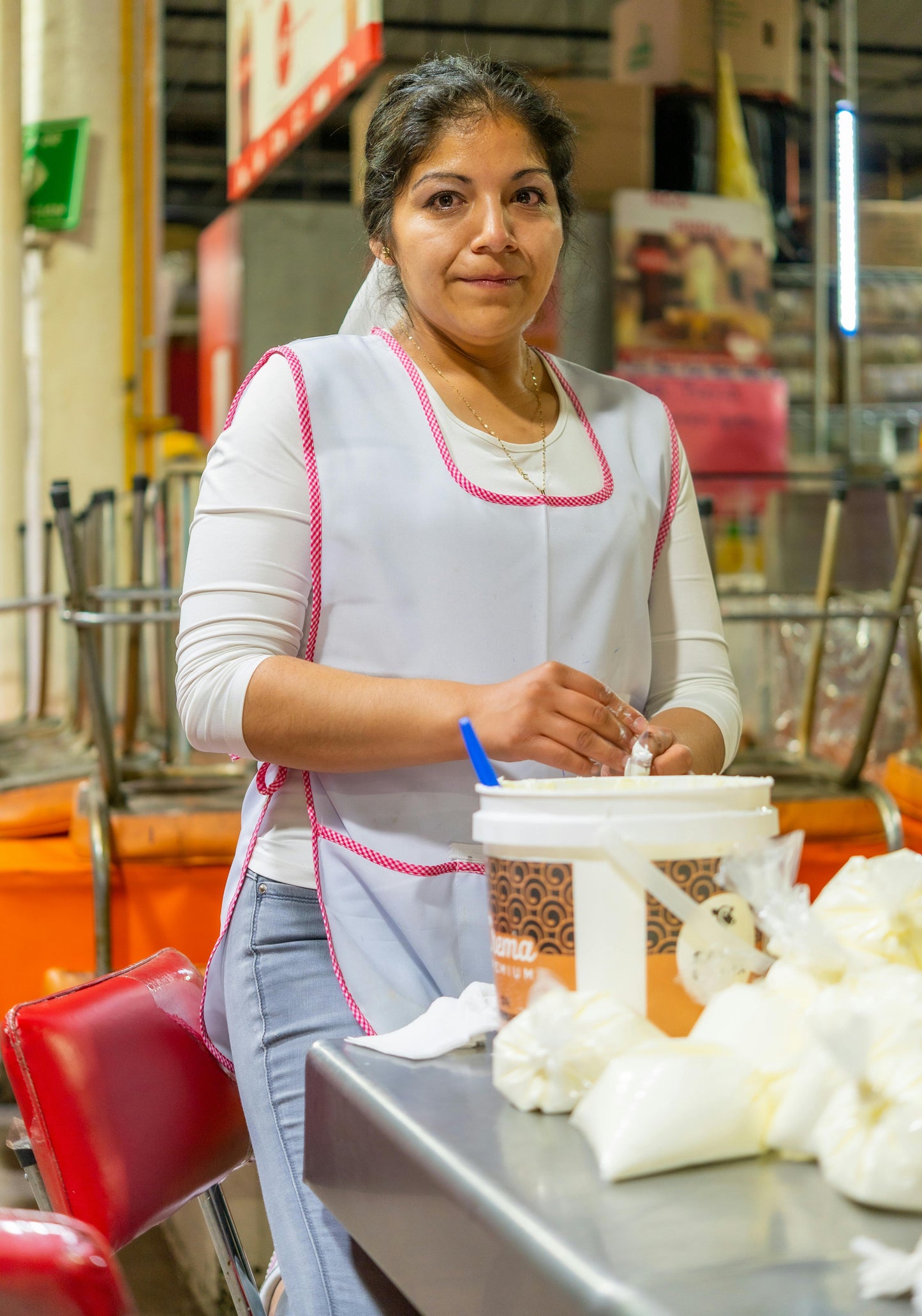 Foto de Israel Torres. Emprendedora trabajando en su negocio de alimentos y bebidas.