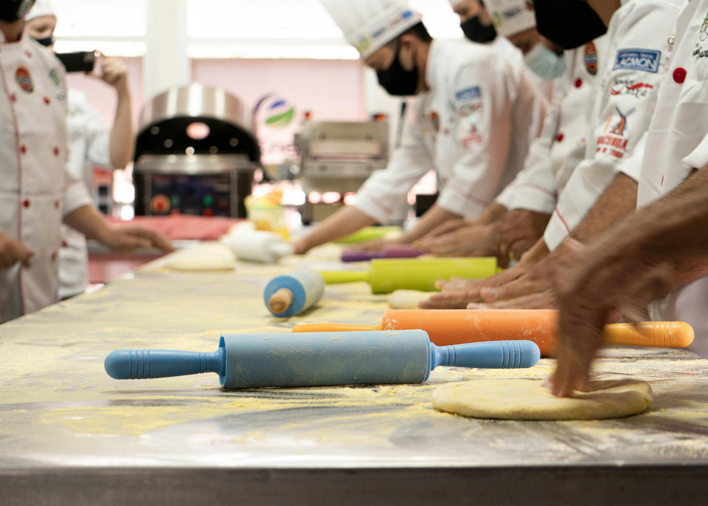 Foto de Mario  Schafer. Instructor de cocina dando una demostración práctica a los alumnos.